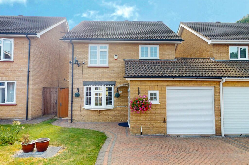Three Bedroom Link Detached House With Garage