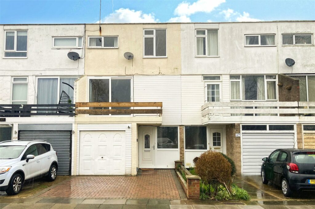 Four Bedroom Town House With Garage