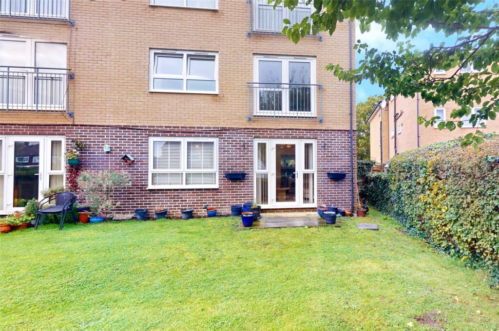 One bedroom ground floor flat sitauted within a stones throw of Basildon Town centre and mainline railway station