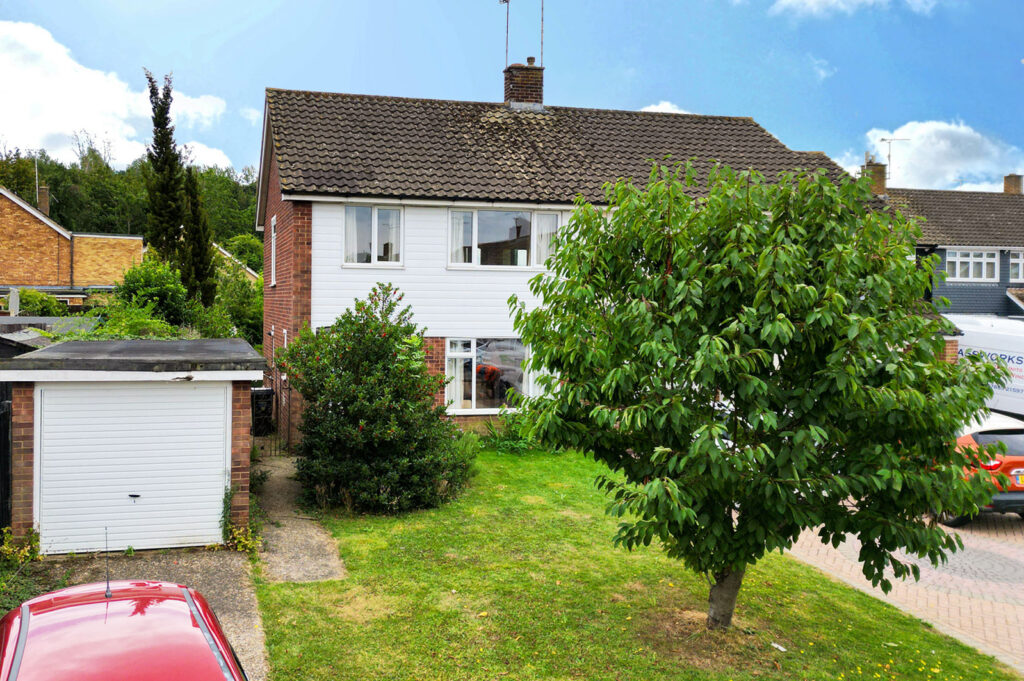 Three bedroom semi detached house with garage and driveway
