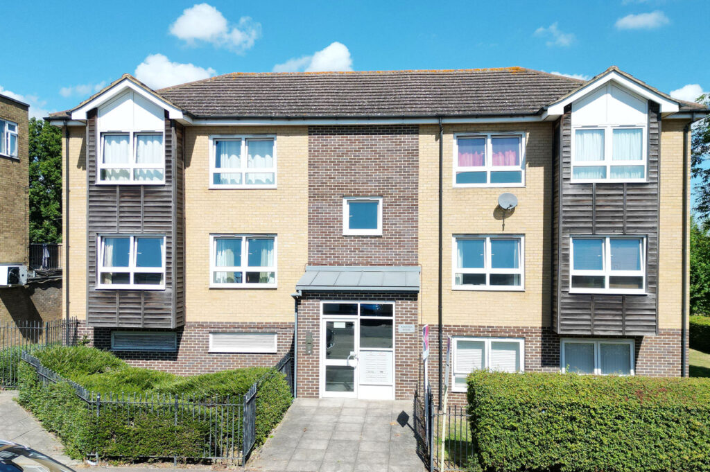 One bebdroom purpose built flat sitauted within walking distance of Basildon town centre and mainline railway staion
