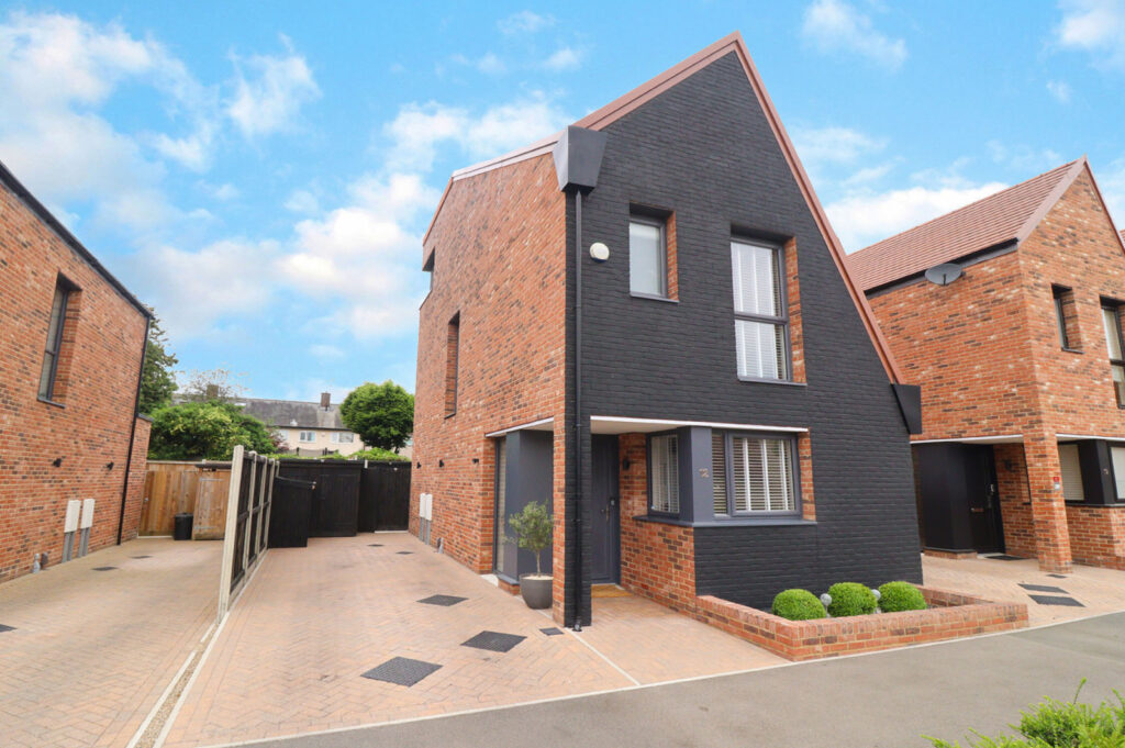 Four Bedroom Detached House with driveway