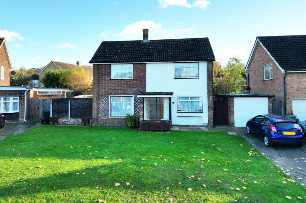 Three bedroom detached house with garage
