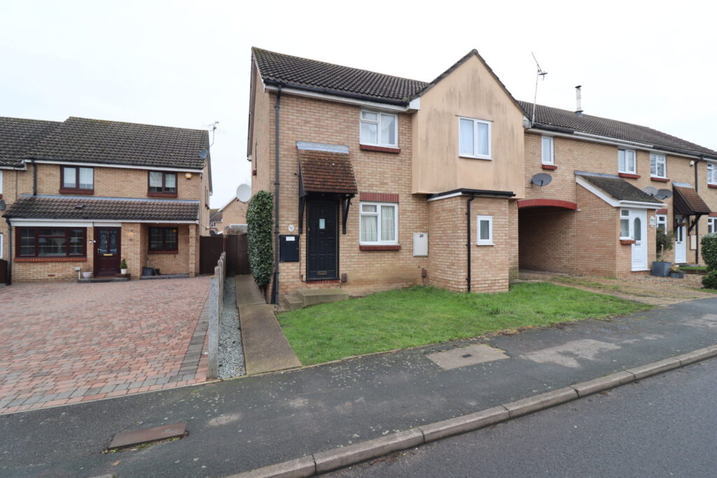 Two bedroom en terraced house with double detached garage